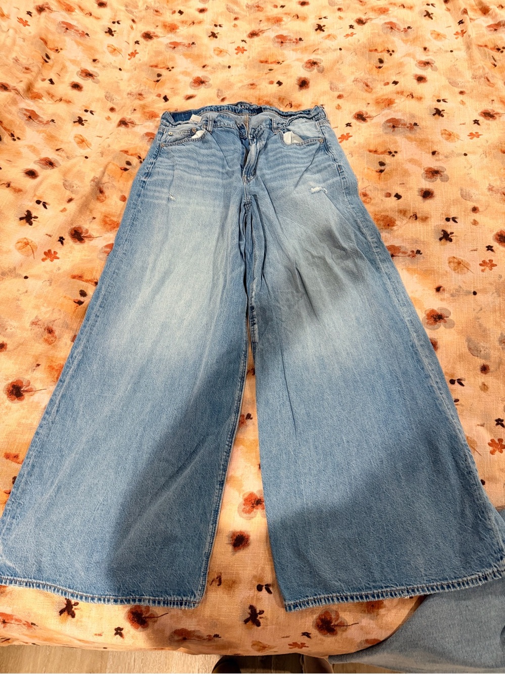 American Eagle Dreamy Drape Stretch Super High-Waisted Baggy Wide Led Jean